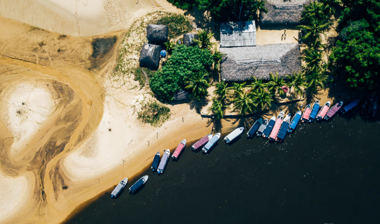 Vista aérea de barcos e dunas em Barreirinhas